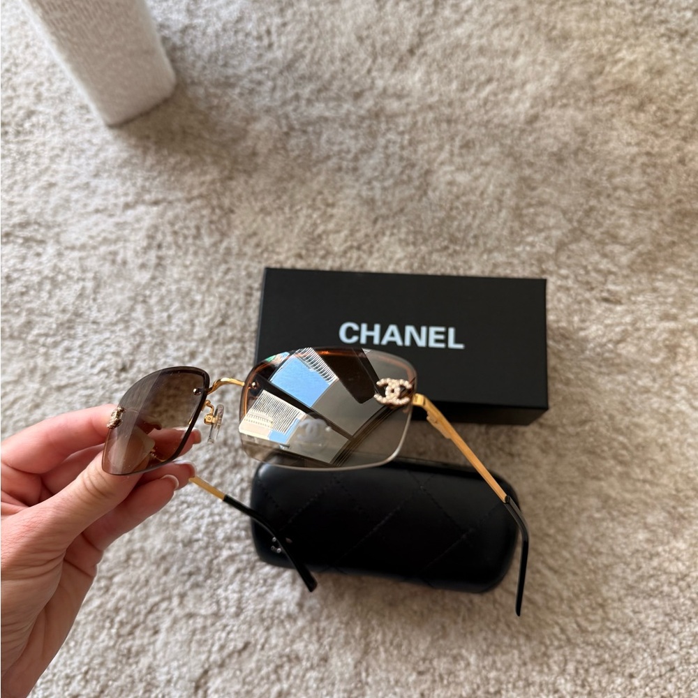 Vintage Sunglasses with Case - Picture 2 of 5